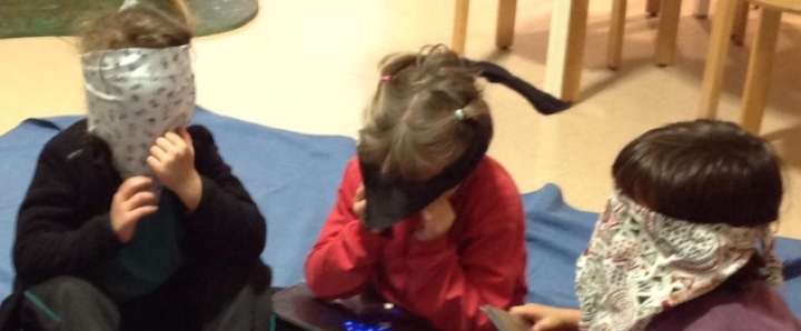 Infants amb els ulls tapats fent una tertúlia