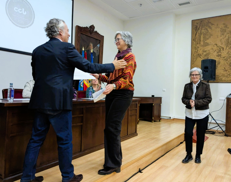 La directora recollint el premi