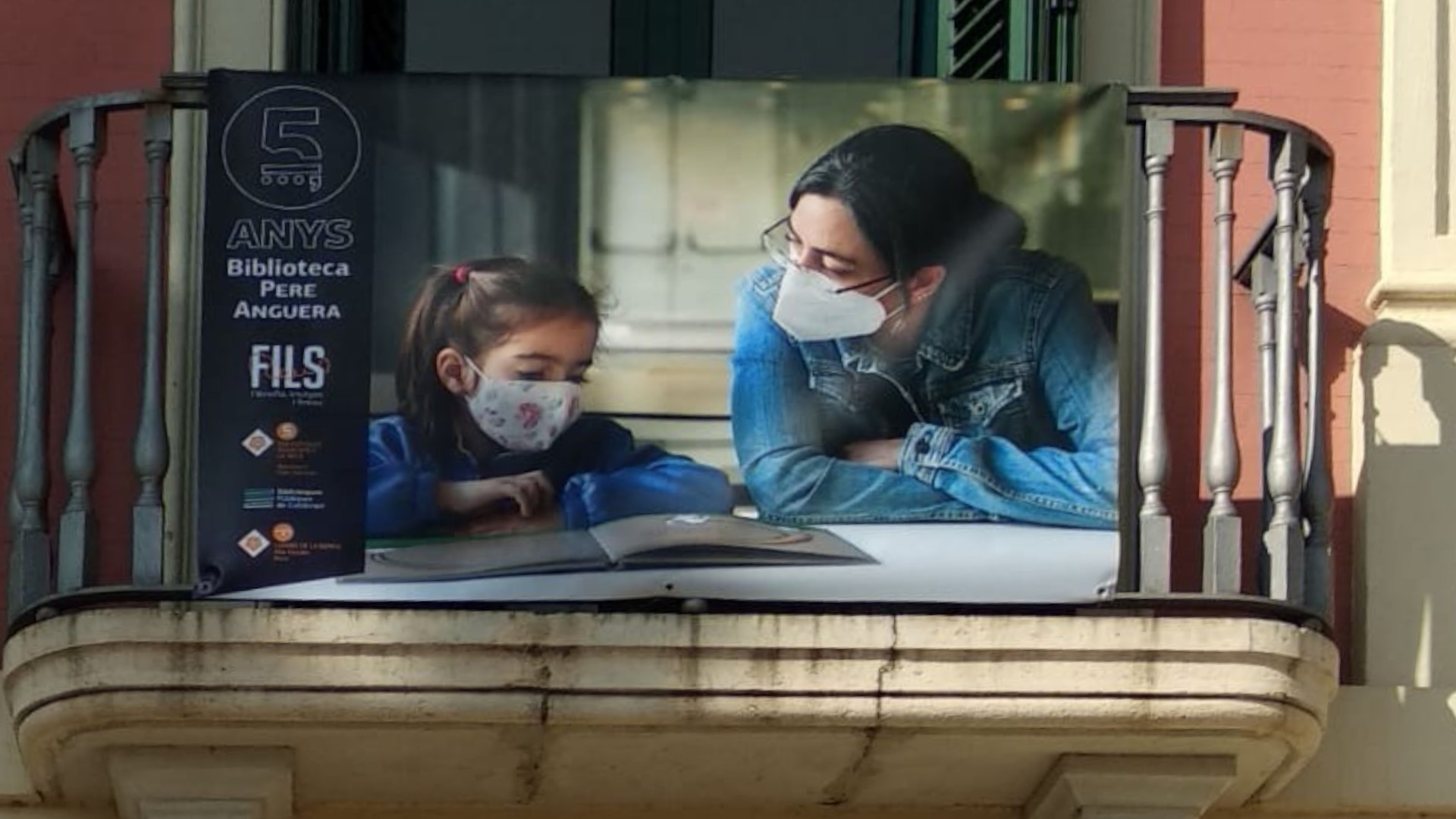 FOTOGRAFIES ALS BALCONS PER UN ANIVERSARI EN DIES DURS