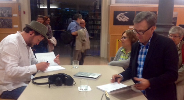  Sergi Bernal i Francesc Escribano van presentar el llibre i l'exposició "Desenterrant el silenci, Antoni Benaiges el mestre que va prometre el mar"