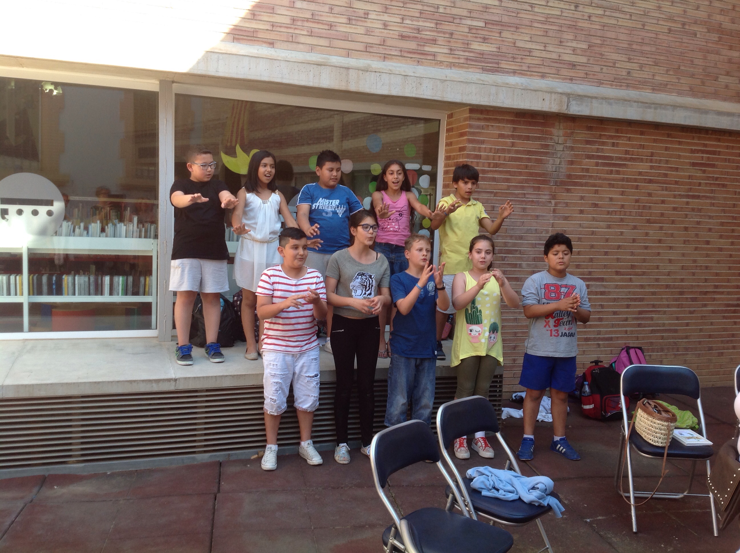 Espectacular comiat dels lectors i lectores de l'escola Prat de la Riba