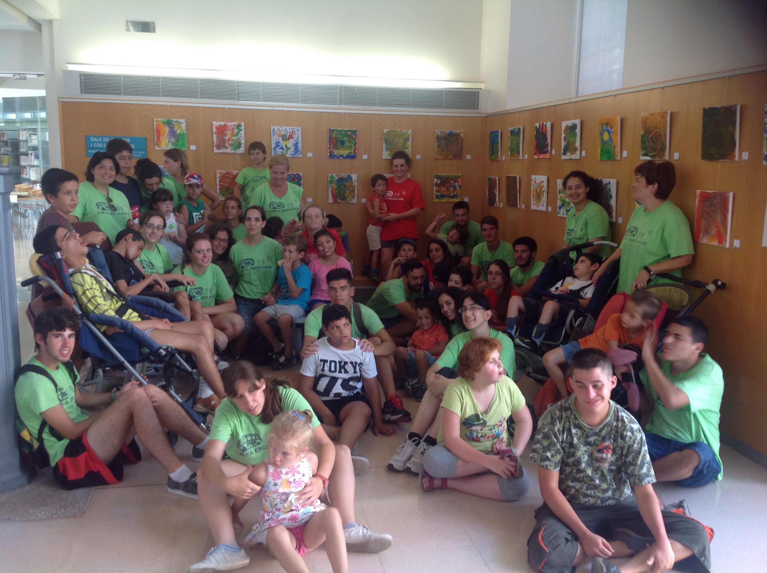 Visita del Casal de l'escola Alba a la Biblioteca