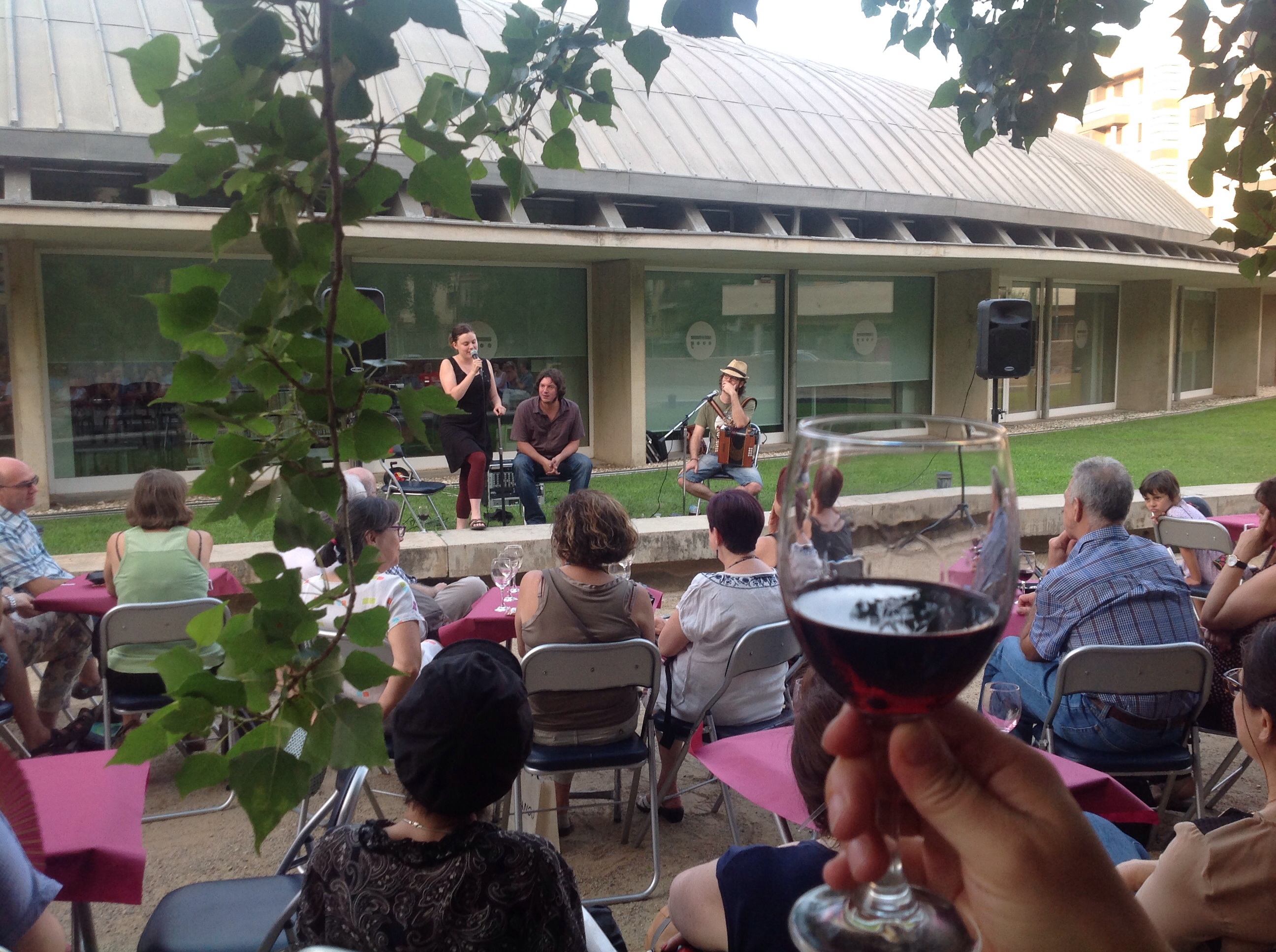 “In vino veritas” de Corrandes són corrandes omple els jardins de la Biblioteca