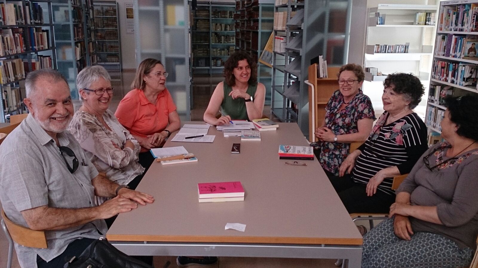 Alguns participants dels clubs de lectura de la Biblioteca escullen la novel·la finalista al Premi Crexells