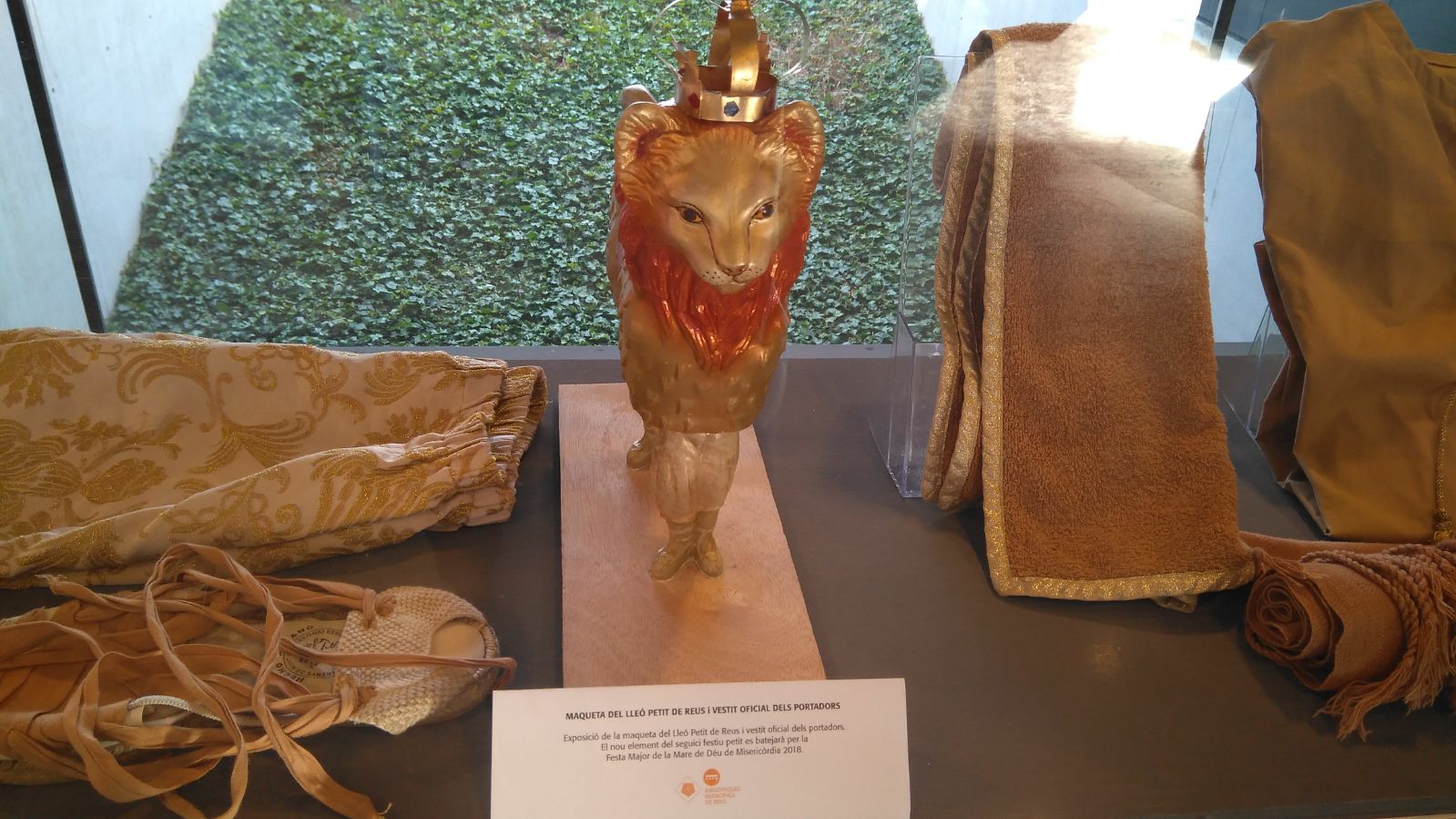 La maqueta del Nou Lleó Petit visita les Biblioteques de Reus.