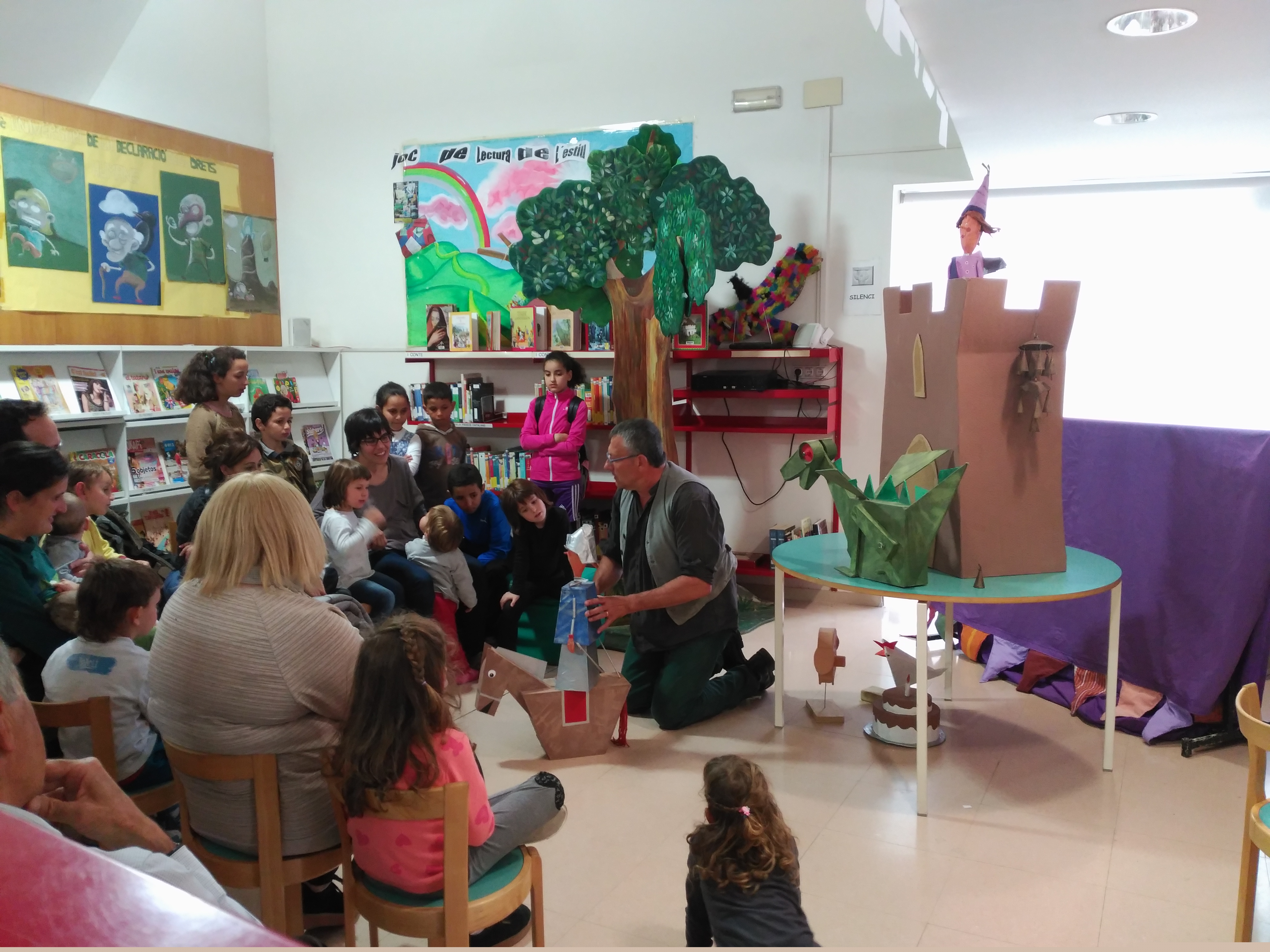 Sant Jordi, el drac i la princesa visiten la Sala Infantil