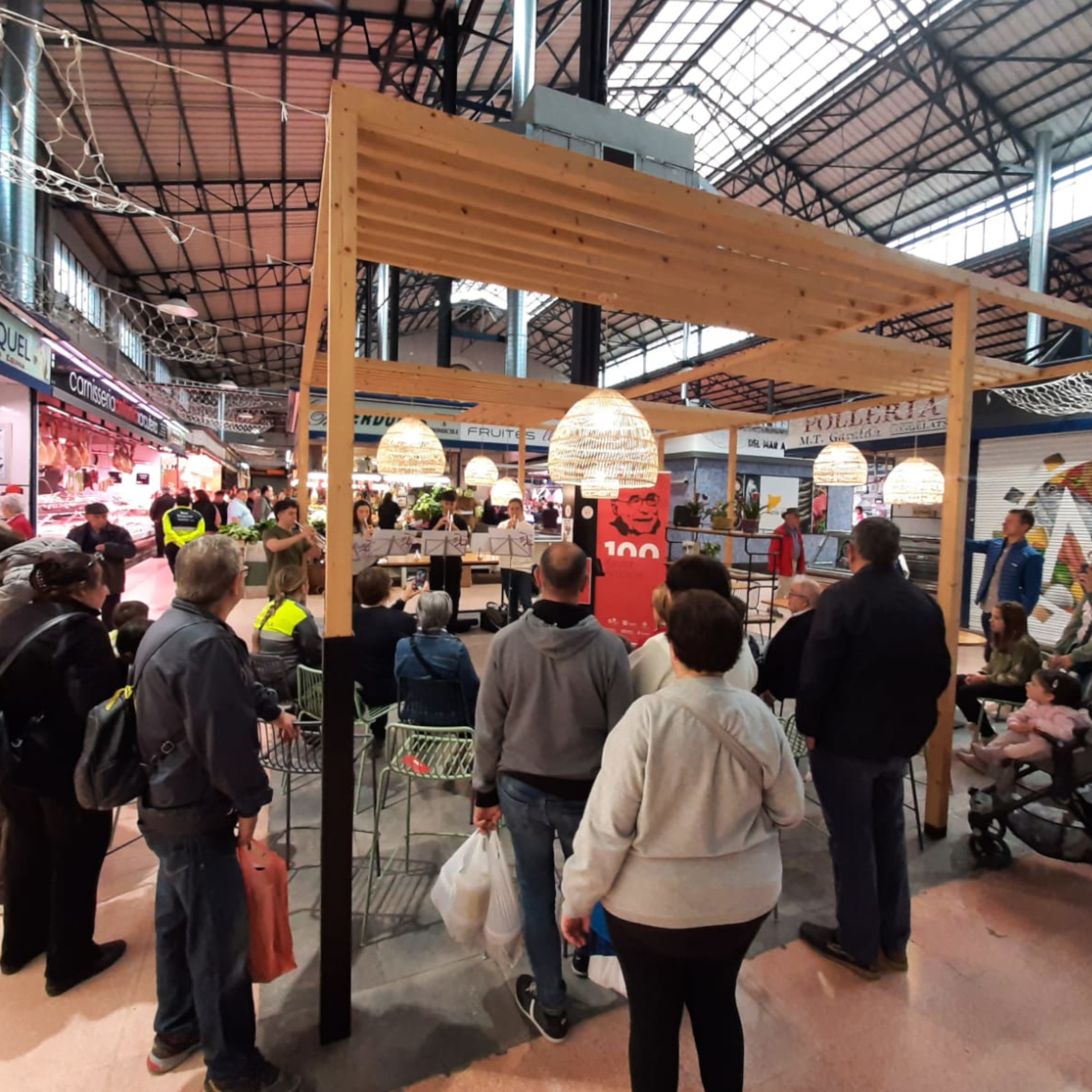 La poesia envaeix el Mercat Central