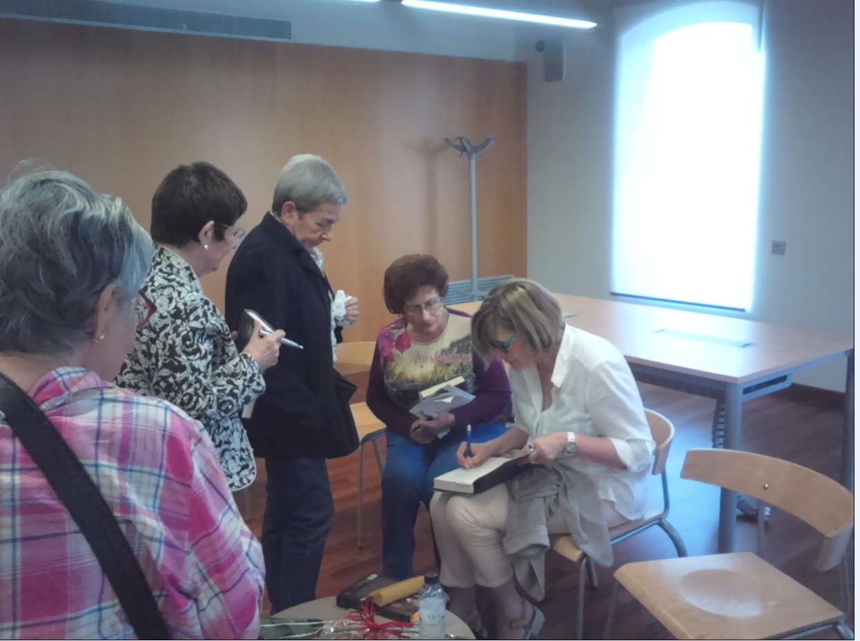 Núria Pradas ens visita a la biblioteca per comentar la seva obra "La noia de la biblioteca"