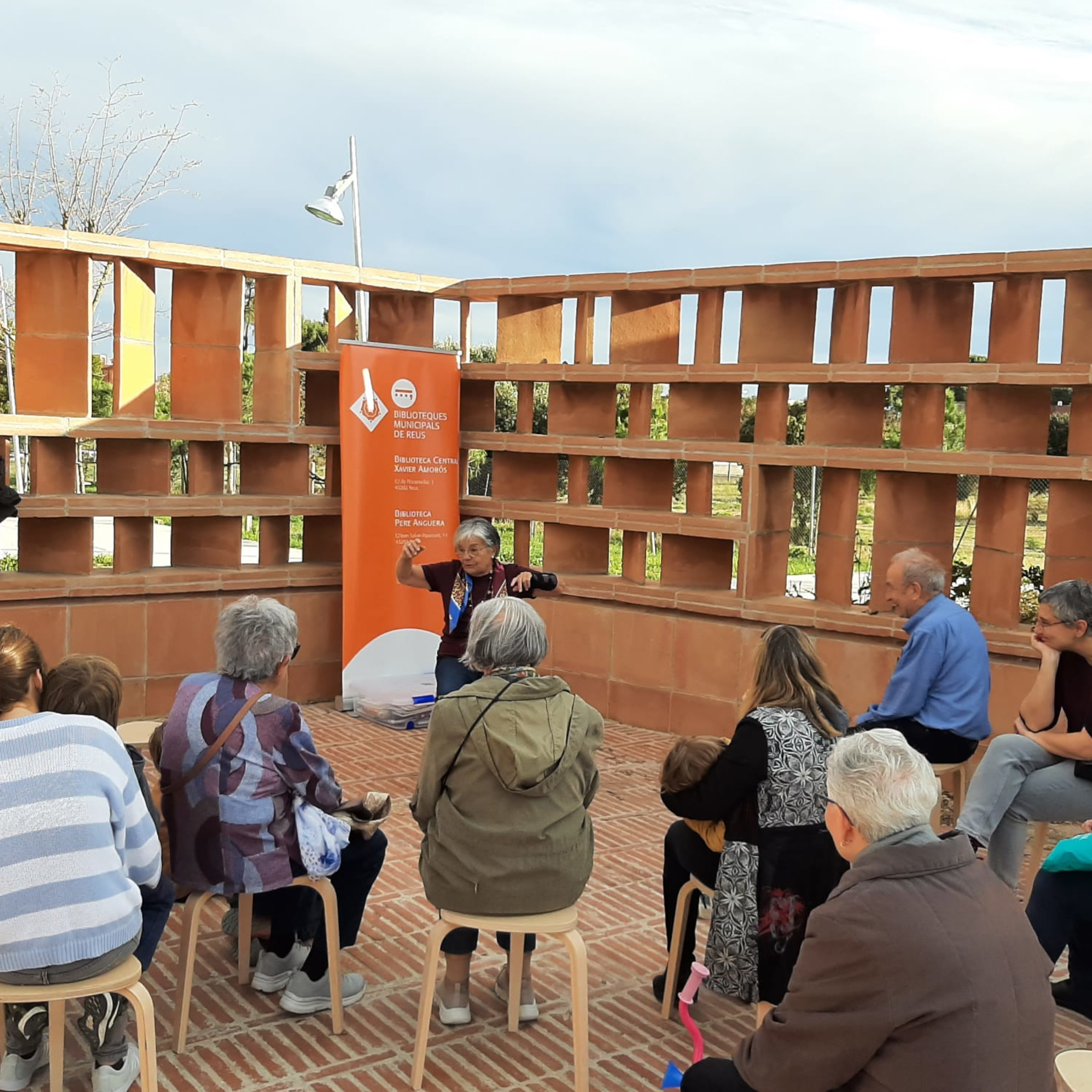 Reprenem el cicle de Contes a la Plaça M. Àngels Ollé