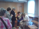 Núria Pradas ens visita a la biblioteca per comentar la seva obra "La noia de la biblioteca"