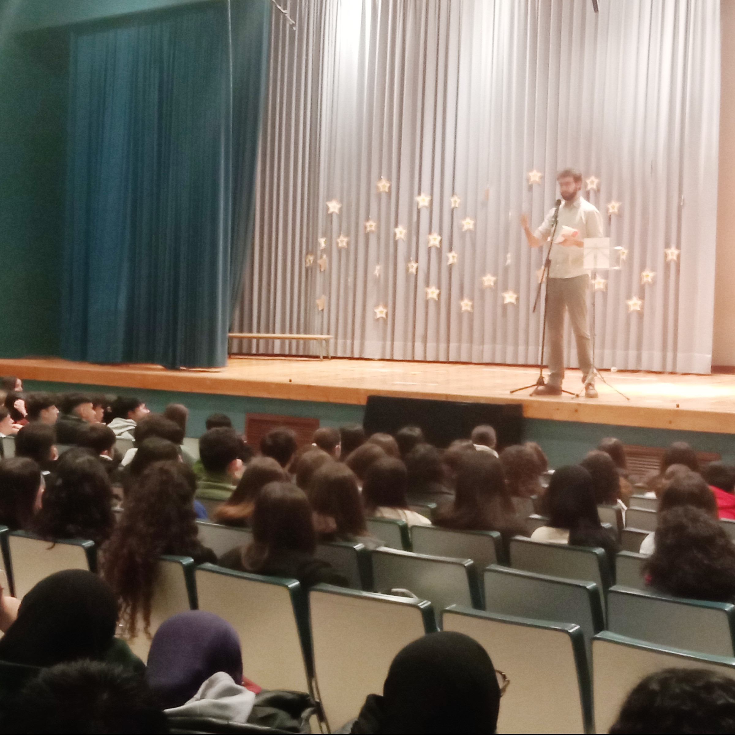 Trobada de Pau Sabaté, traductor, amb instituts participants de la Poetry Slam 25 «Som poesia»