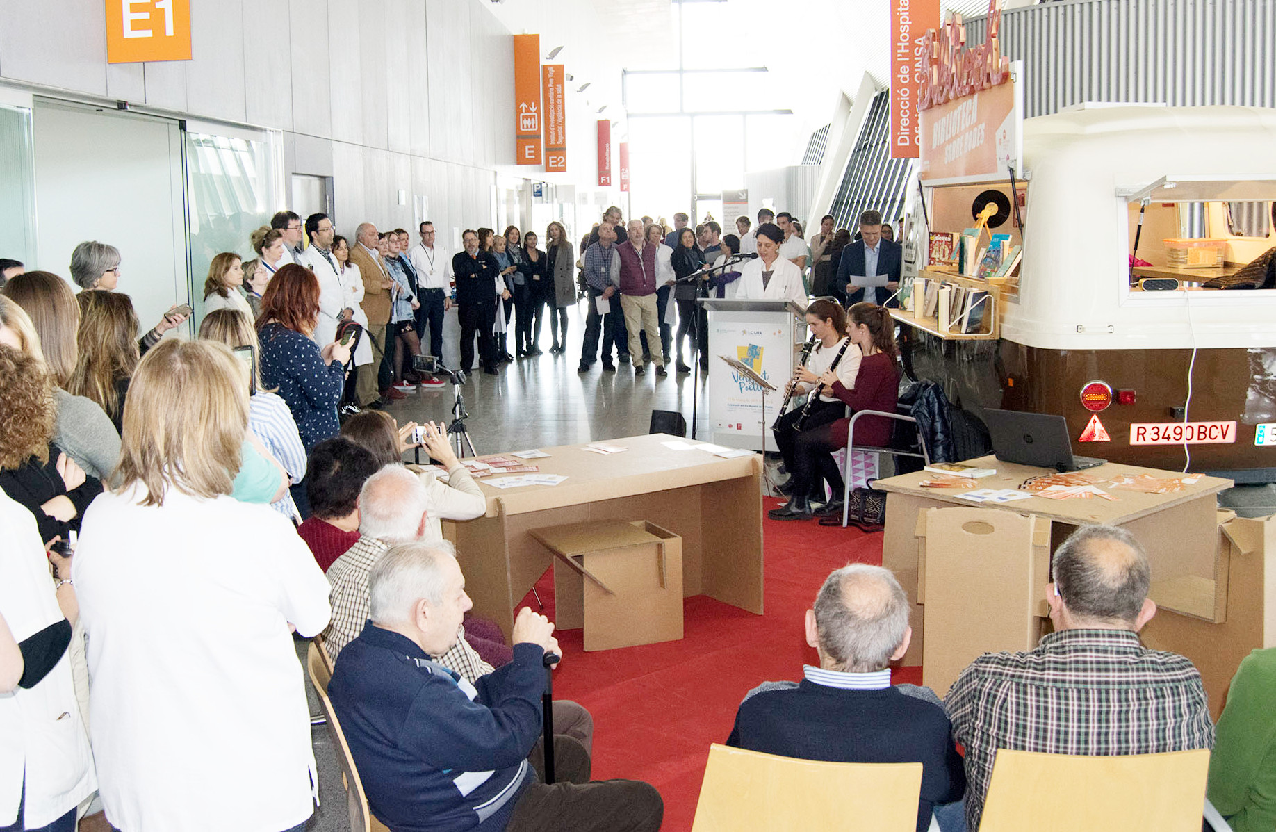 La Biblioteca sobre rodes celebra el dia de la poesia a l'Hospital Sant Joan