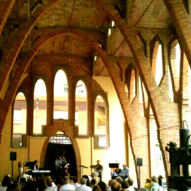 Vinyoli ressona amb sabor de jazz i vi al Celler Modernista de Sant Cugat