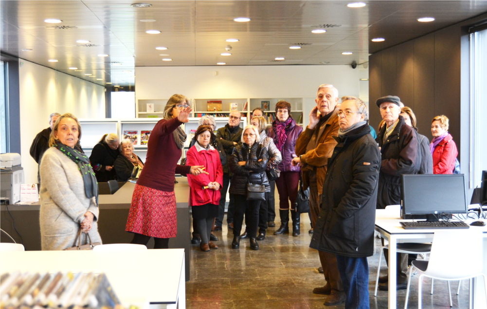 Visita de la gent gran a la Biblioteca Pere Anguera