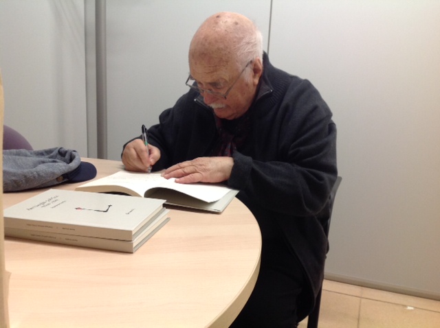 Xavier Amorós signant l'exemplar.